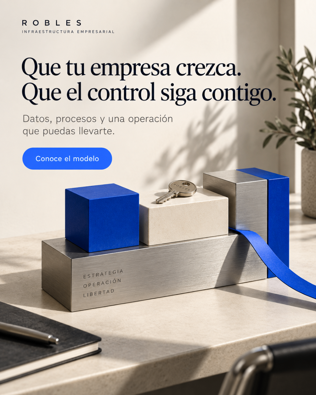 Composición de bloques y llave sobre superficie clara
