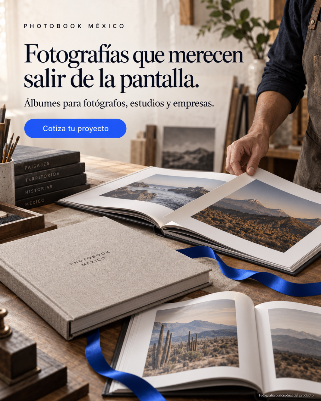 Álbumes fotográficos impresos sobre una mesa de taller